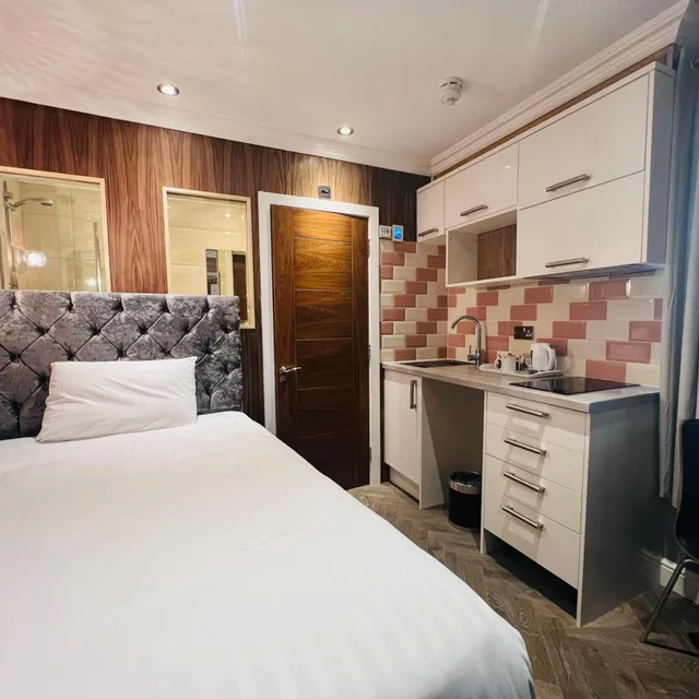 استوديو، The Cheshire Hotel 4/9