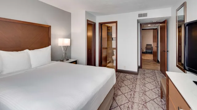 جناح بسريرين كوين بمطبخ صغير، Best Western Plus Longbranch Hotel and Convention Center 1/7