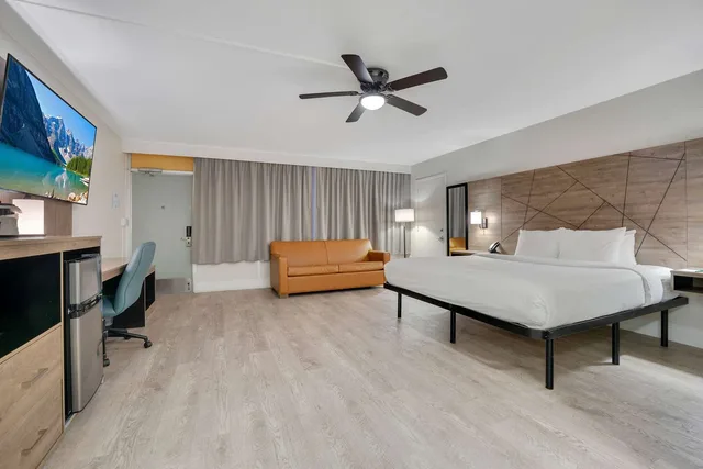 جناح بسرير كينج، Quality Inn and Suites Airport Cruise Port Hollywood 3/6
