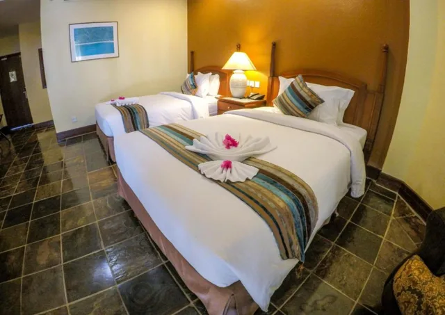 غرفة ديلوكس بسريرين منفصلين بإطلالة على البحر، Palm Beach Resort Spa 2/3
