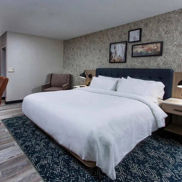 غرفة تقليدية بسرير كينج مع أريكة، Four Points by Sheraton Appleton 10/10