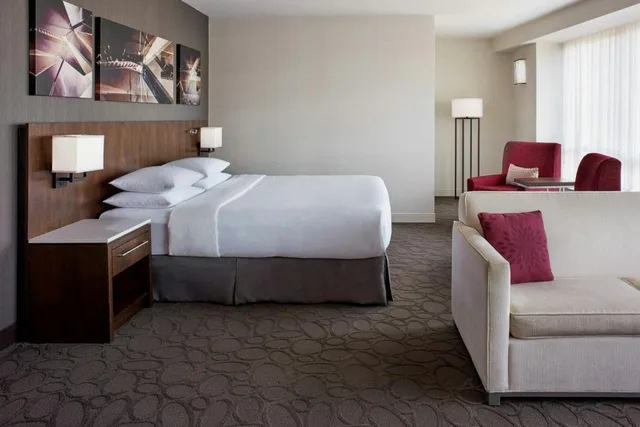 Ambassador, Suite, King Bed, Club Lounge Access، Delta Hotels Ottawa City Centre 1/3