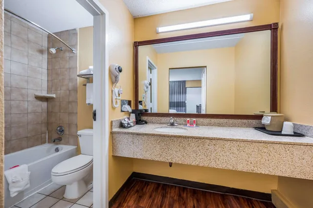 غرفة بسرير كينج، Econo Lodge Columbus near Airport 4/4