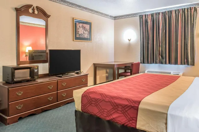 غرفة بسرير كينج، Econo Lodge Airport Reading PA 2/4