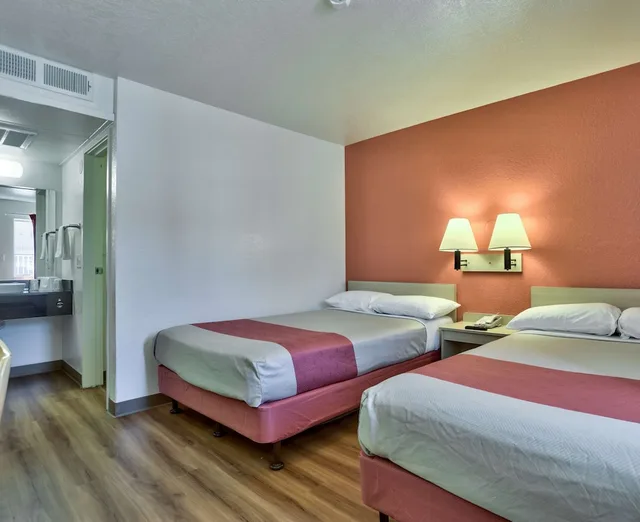 غرفة قياسية بسريرين مزدوجين، Motel6 Flagstaff, AZ - Butler 2/6