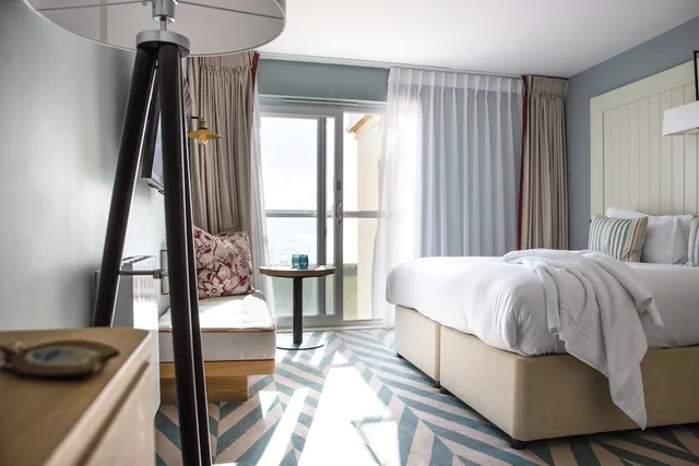 غرفة بسرير كينج وسريرين منفصلين بإطلالة على البحر، The Relais Cooden Beach 1/2