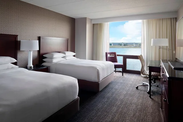 غرفة بسريرين مزدوجين بإطلالة على البحيرة لذوي الإعاقة، Washington Dulles Airport Marriott 2/4