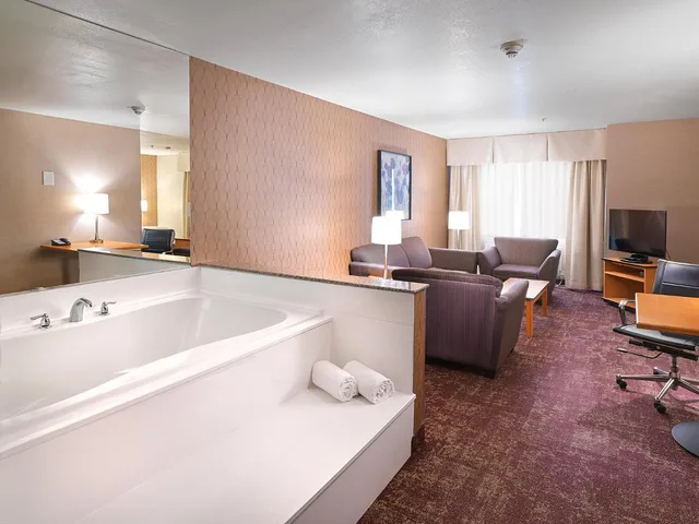 غرفة بسرير كينج بجاكوزي، Crystal Inn Hotel & Suites West Valley City 8/8