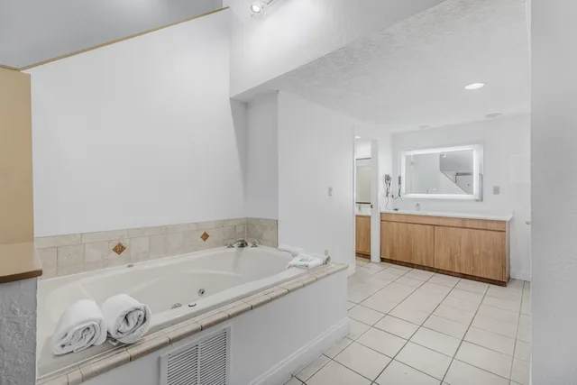 لوفت بسرير كينج بحوض جاكوزي، Crossroads Inn & Suites 2/2