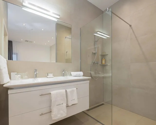 شقة بسريرين كينج بإطلالة على البحر مع أريكة، Marina Baotic Apartments 5/6