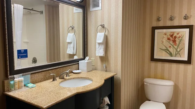 جناح بسريرين كوين مع أريكة بمطبخ صغير، Hampton Inn Altoona 7/10