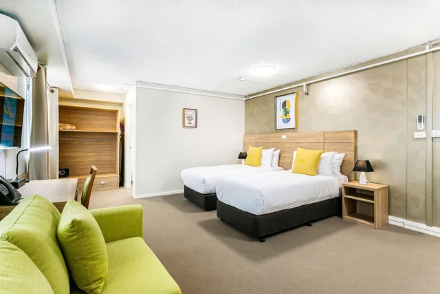غرفة بسرير كينج وسرير فردي، Quality Inn Sunshine Haberfield 1/2
