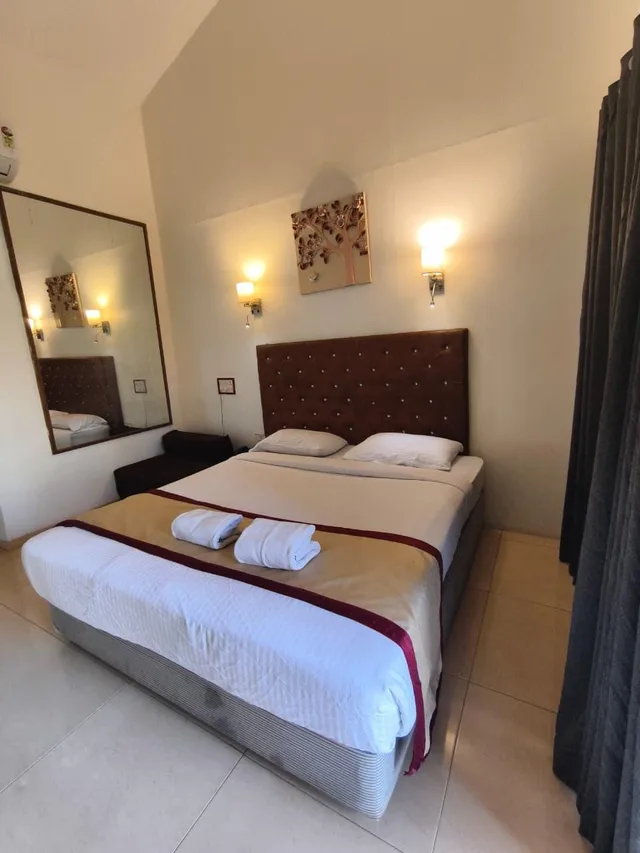 غرفة ديلوكس بسرير كينج، Whispering Woods Resort-Lonavala 1/2