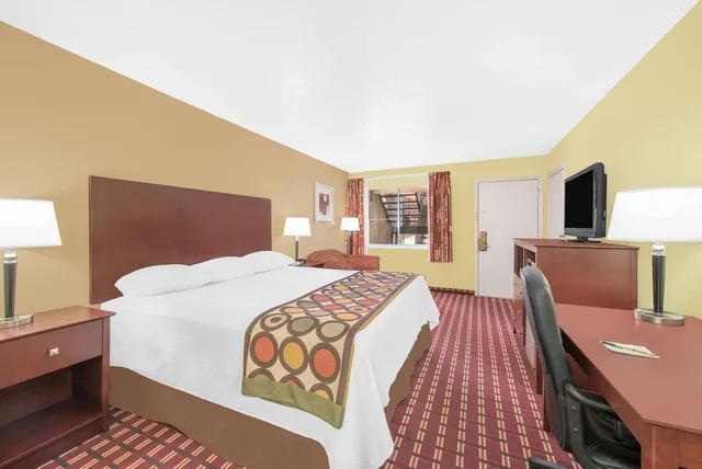 Room, King Bed, Accessible, Super 8 By Wyndham Kerrville Tx 3/6
