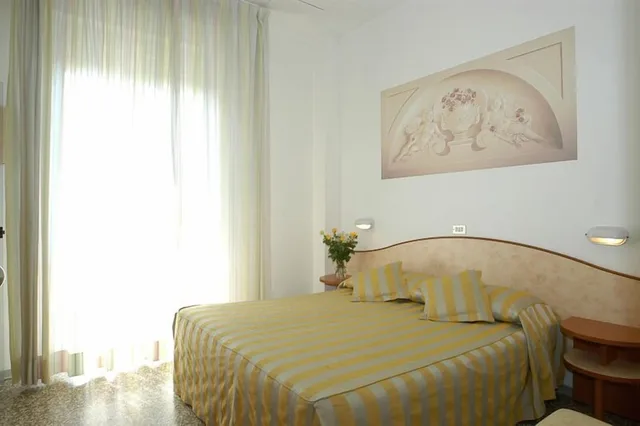 غرفة ثلاثية، Derby Hotel 2/4