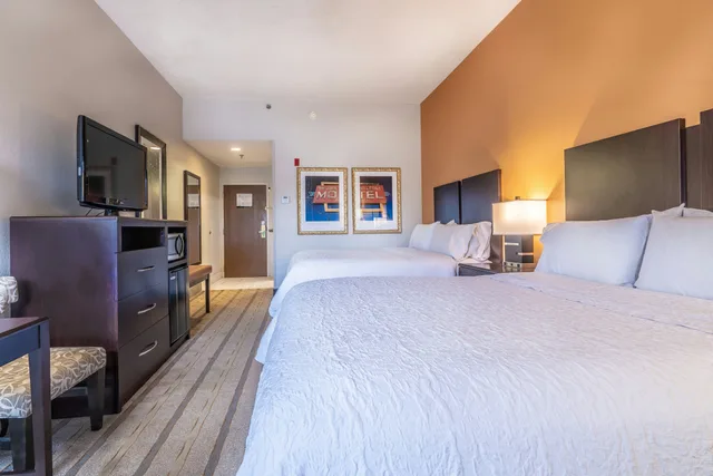 غرفة بسرير كينج مع أريكة، Hampton Inn Milledgeville 3/10