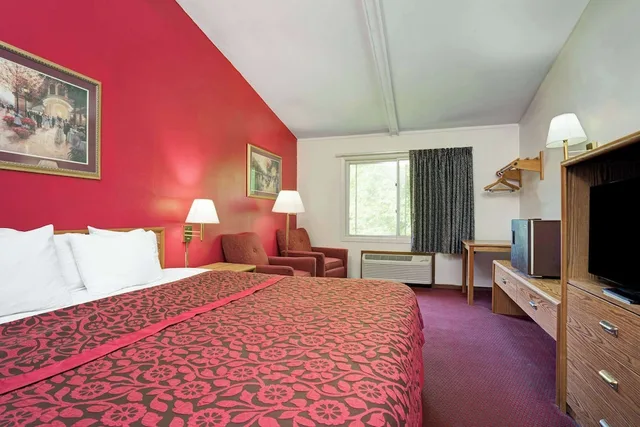 غرفة بسرير كينج للمدخنين، Travelodge by Wyndham Red Wing 2/3