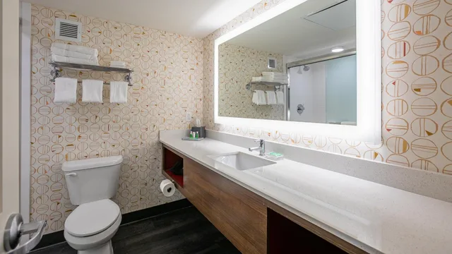 غرفة بسرير كينج مع سرير إضافي، Holiday Inn Panama City an IHG Hotel 7/9
