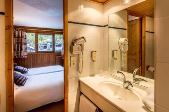 غرفة قياسية بسرير مزدوج أو سريرين منفصلين، Hotel Les Cretes Blanches 2/3