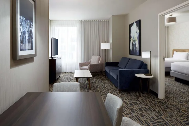 جناح بغرفتي نوم مع أريكة، Homewood Suites by Hilton Montreal Midtown 4/9
