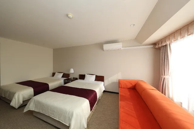 Room, Twin Beds, 1 Single and 2 Double Beds، Hotel 21 3/3
