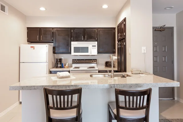 غرفة بسرير كينج وسرير كوين مع أريكة، Craigshire Suites - Arlington 2/2