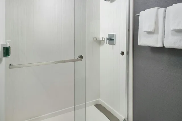 غرفة بسريرين كوين، Courtyard By Marriott Raleigh Midtown 5/6