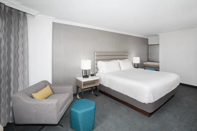 غرفة قياسية بسرير كينج، Crowne Plaza Costa Mesa Orange County 1/5