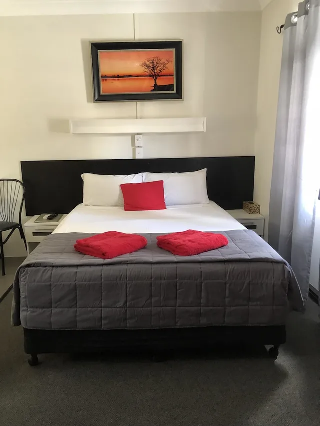غرفة بسرير كوين وسرير فردي، Motel Lodge 1/2