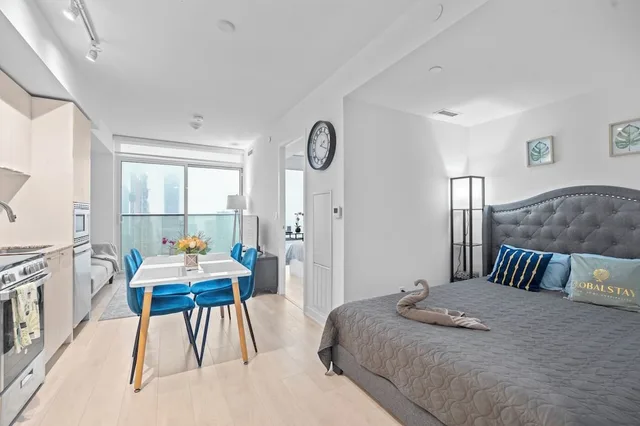 شقة حصرية بسريرين كوين بإطلالة على المدينة بغرفتي نوم مع أريكة بمطبخ، Teahouse Condos in Downtown Toronto 6/10