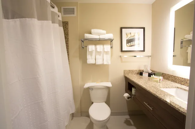 غرفة قياسية بسرير مزدوج، HOLIDAY INN MORGANTOWN UNIVERSITY AREA 5/7