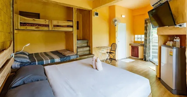 غرفة ديلوكس بسرير كوين وسرير فردي بإطلالة على النهر بشرفة، Baandin Chiewlarn Resort 2/5