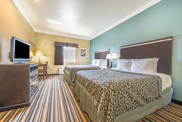 غرفة قياسية بسريرين كوين، Days Inn by Wyndham Rockdale Texas 1/7