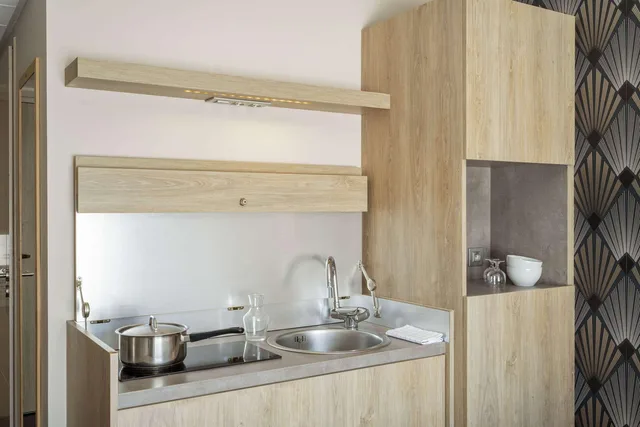 شقة بسرير كوين وسريرين منفصلين بغرفتي نوم مع أريكة بمنطقة جلوس، Best Western Les Aureliades 5/5
