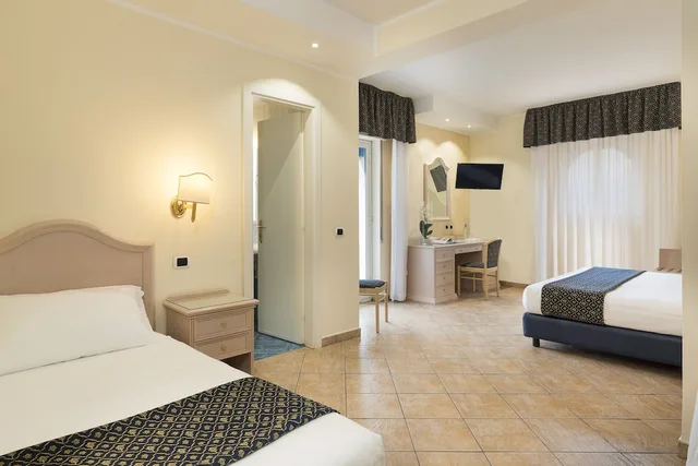 غرفة ثلاثية بسرير مزدوج وسرير فردي، Sant Alphio Garden Hotel & Spa 1/5