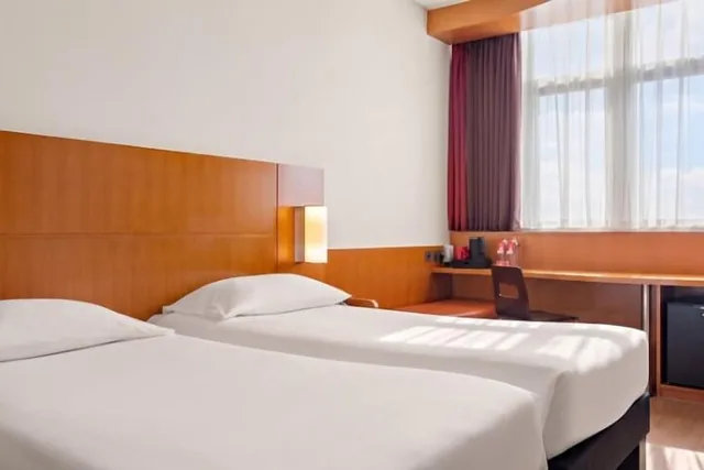 غرفة قياسية بسريرين منفصلين، Ibis Abu Dhabi Gate Hotel 1/10