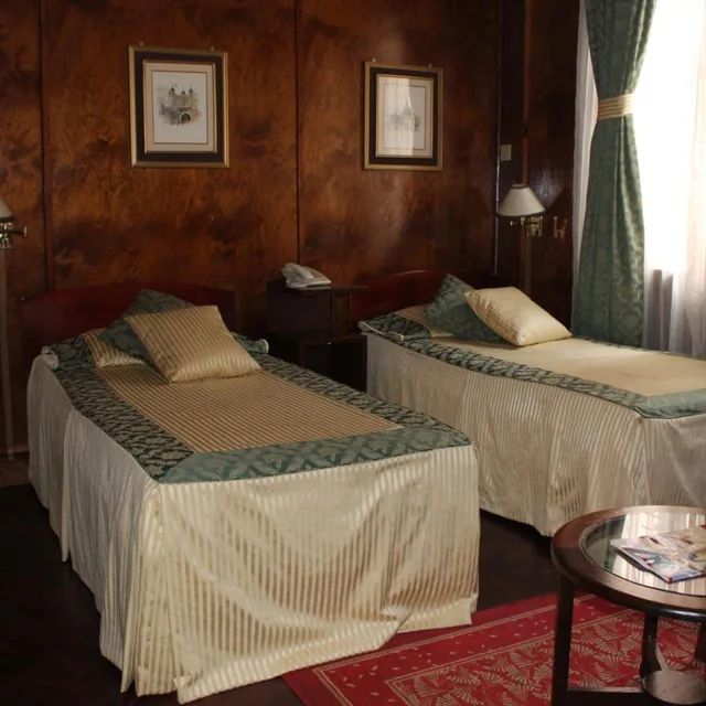 غرفة قياسية بسرير كينج، OAKWOOD HOTEL 1/7