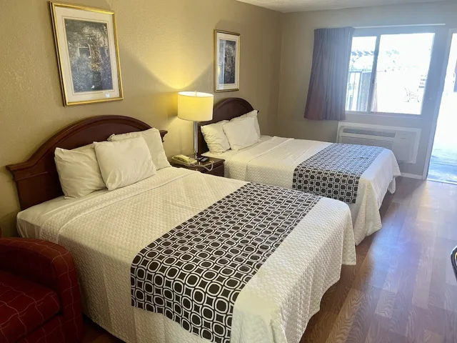 غرفة بسريرين كوين للمدخنين، Days Inn by Wyndham Victorville, CA 1/3
