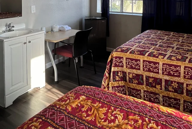 Basic, Single, 2 Double Beds, Shared Bathroom، Plaza Hotel Gardena 1/1