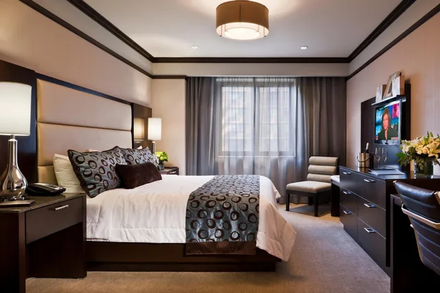 Deluxe, Suite, King Bed, Sofa, The Pearl New York 1/2