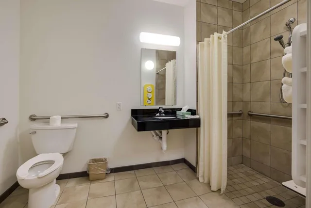 1 Queen Bed - Mobil Acces Tub Nsmk Minifridg، Motel6 Poplar Bluff, MO 9/10