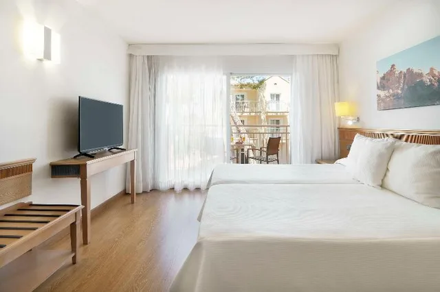 غرفة بسرير كينج، Iberostar Waves Club Cala Barca 1/1