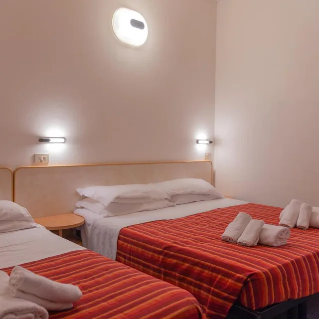 غرفة ثلاثية، Hotel Beverly 2/8