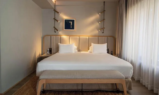 غرفة ديلوكس ثلاثية بفراش فوتون وسرير كينج وسرير فردي، ONLY YOU HOTEL MALAGA 1/5