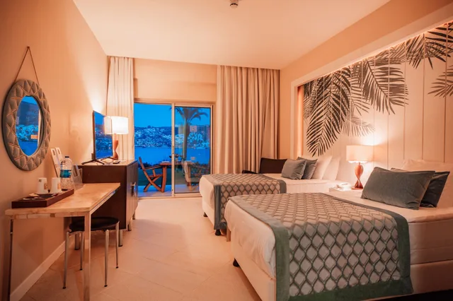 غرفة بريميوم بسرير مزدوج أو سريرين منفصلين بإطلالة على البحر بشرفة، Baia Bodrum Hotel 6/7