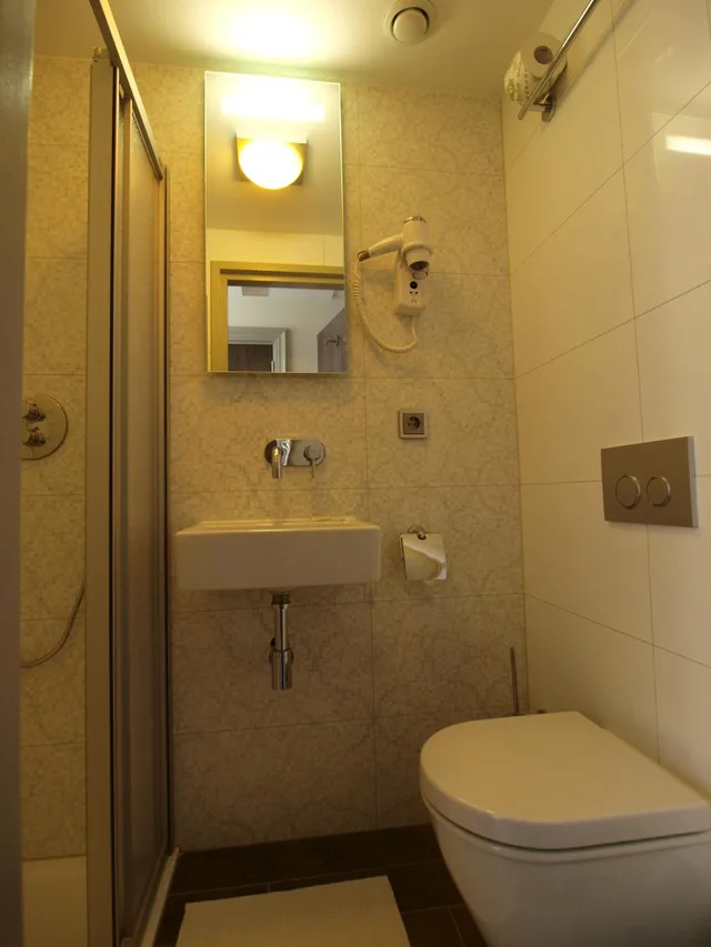غرفة ثلاثية، Hotel Clemens 1/4