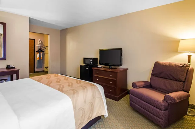 Room, Queen Bed, Accessible, Quality Inn Summersville 3/5