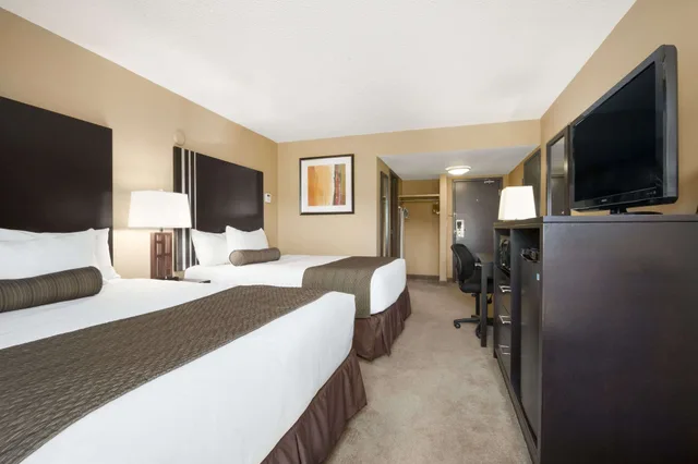 غرفة بسريرين كوين بحوض استحمام، Days Inn By Wyndham Calgary Northwest 1/2