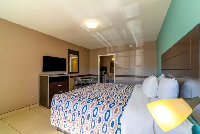 Room, King Bed, Woodfield Inn & Suites Hotel O, Yoakum TX 111 3/6