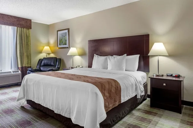 Standard, King Bed, Quality Inn St. Robert - Ft. Leonard Wood 1/6